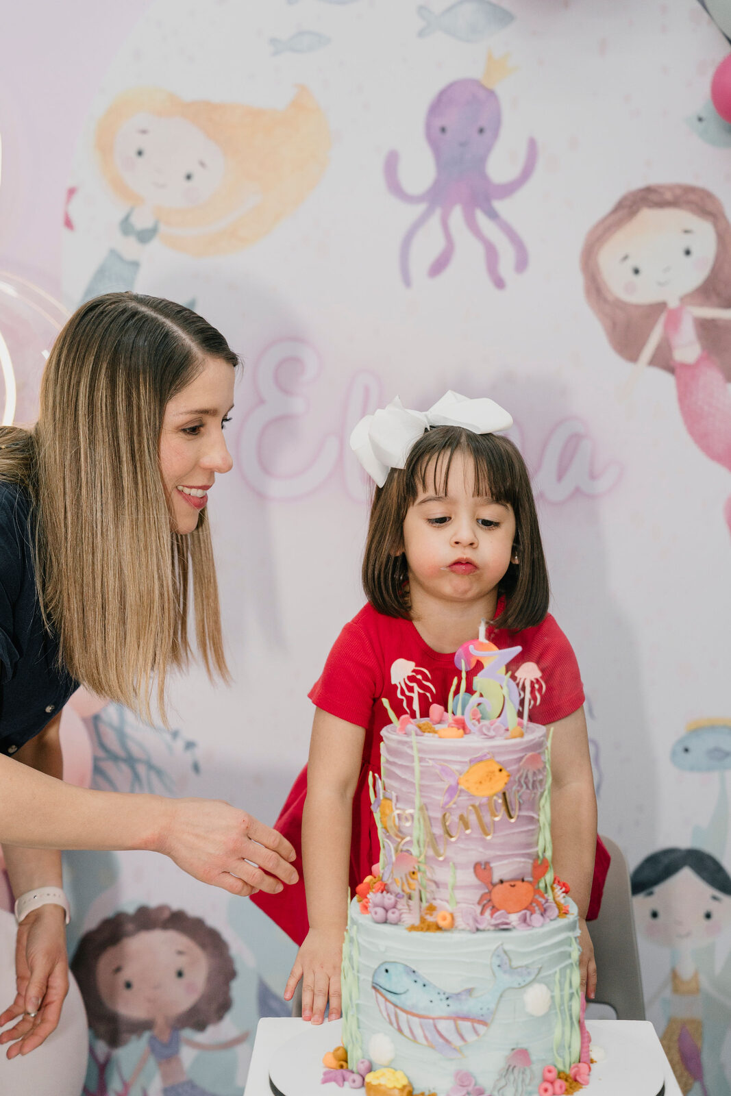 Los juegos y el pastel en la fiesta infantil