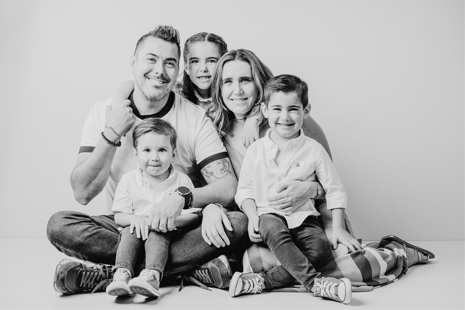 Retrato de la familia completa en blanco y negro