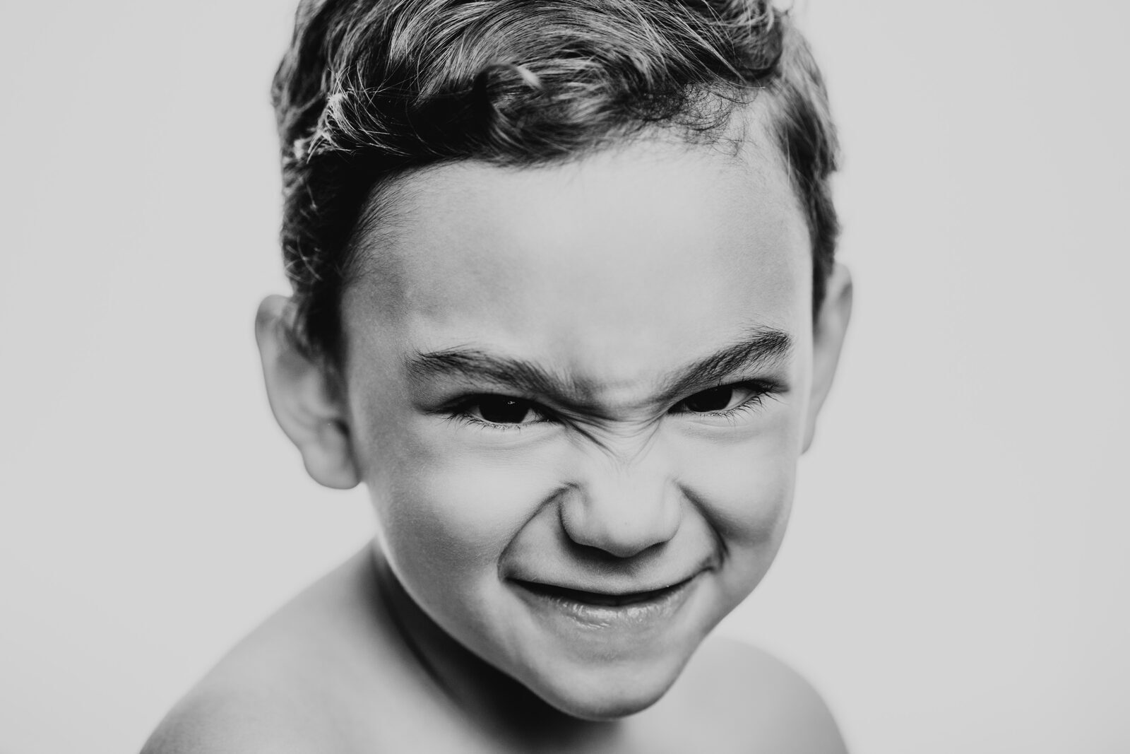 Niño haciendo una mueca divertida