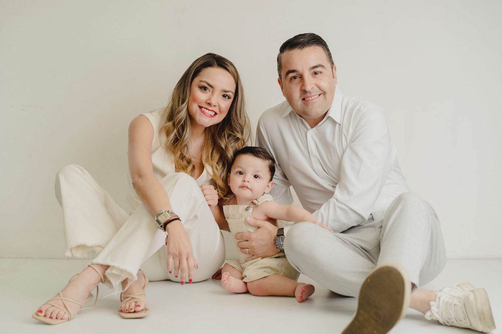 Familia jugando y riendo junta en la sesión