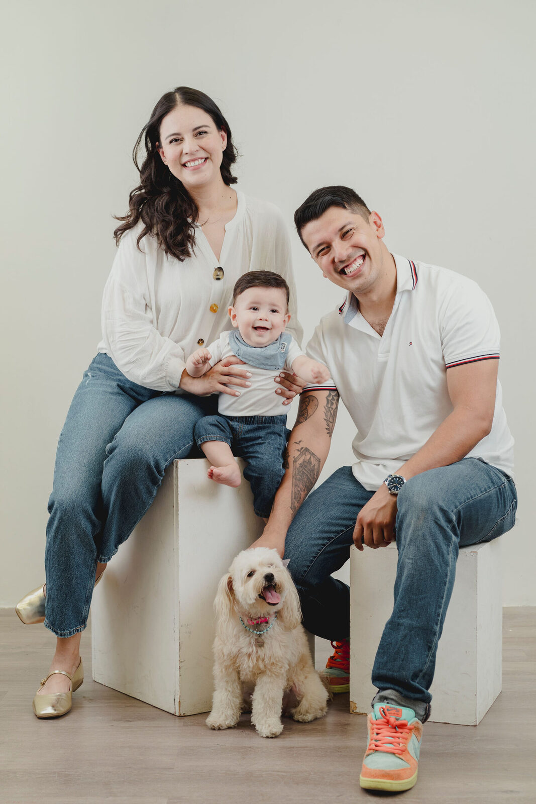 Familia con su perro en una sesión de fotografía