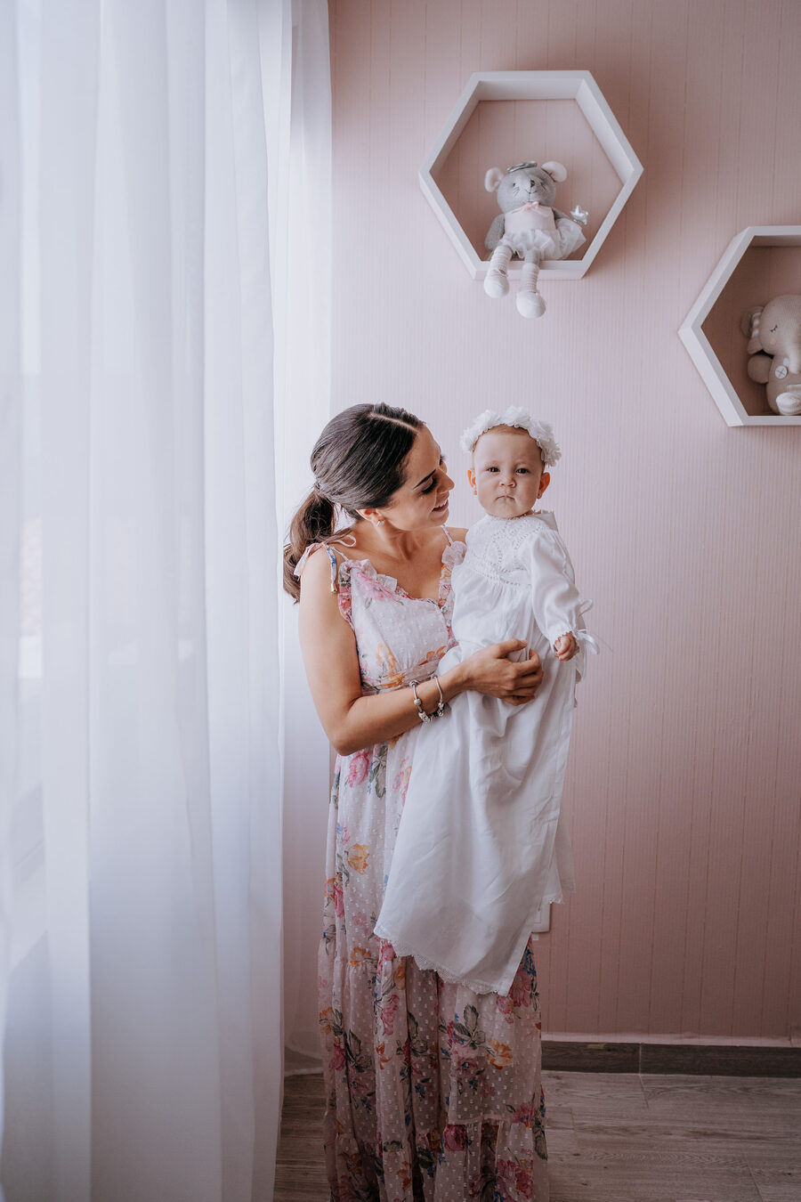 Mamá y bebé junto a la ventana, preparativos en casa