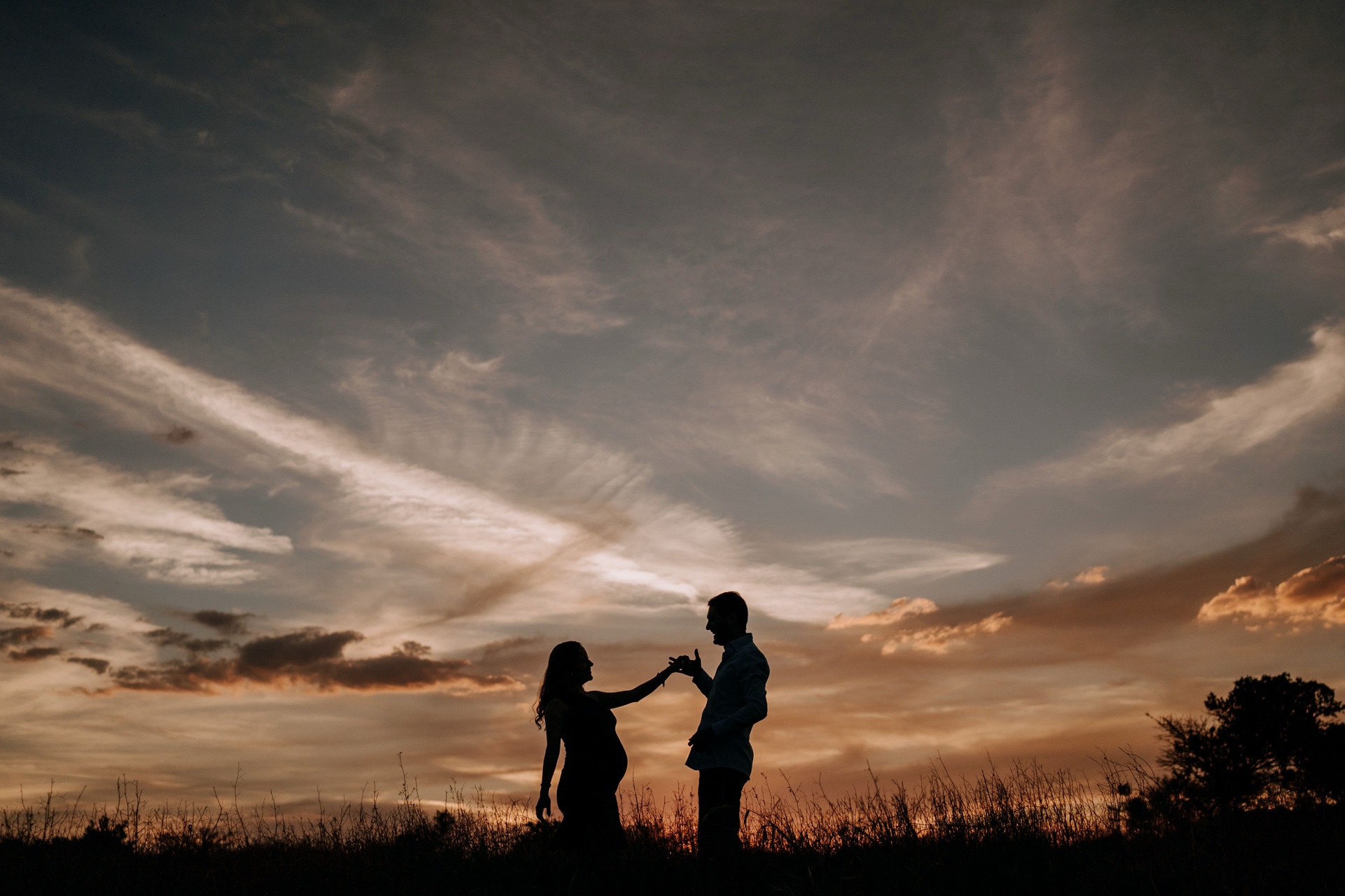 Silueta de pareja embarazada al atardecer